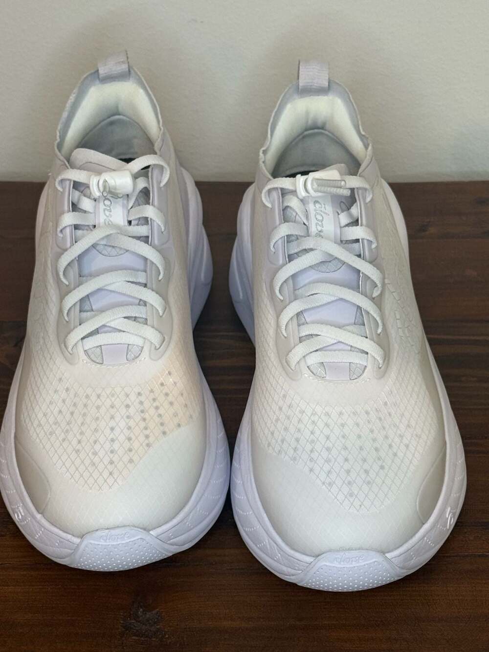 Clove Alto Women's 6.5 / Men's 5 Slip-Resistant Nursing Sneakers White